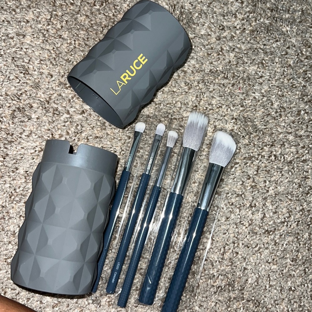 LaRuce professional studded makeup brushes with travel case NEW